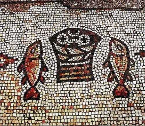 Изображение рыб у алтаря церкви 5-го века в Табхе на северном берегу Галилейского моря