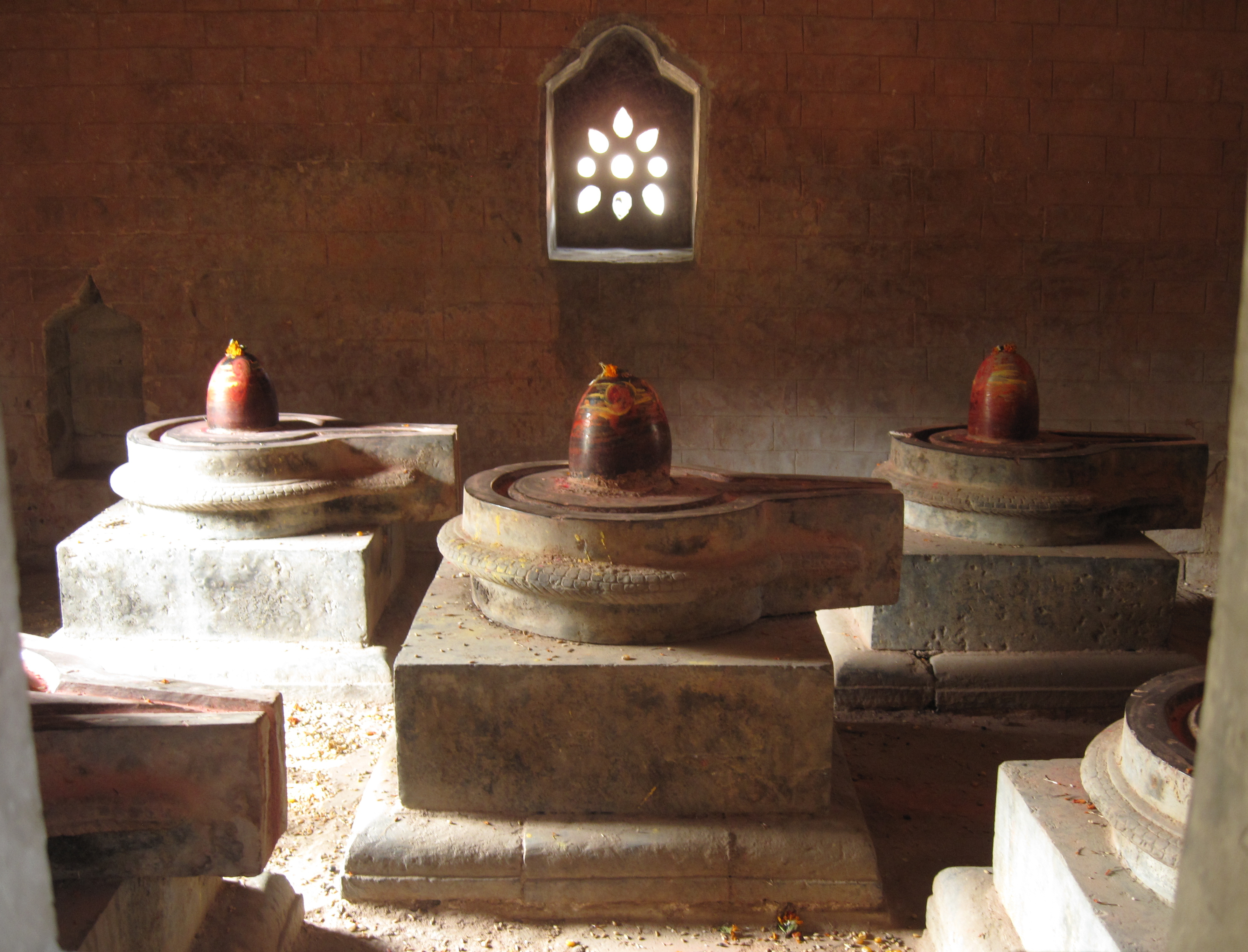 Рис. 32 Комплекс из пяти йони-линг внутри святилища. Долина Пашупатинатх в Катманду. Непал