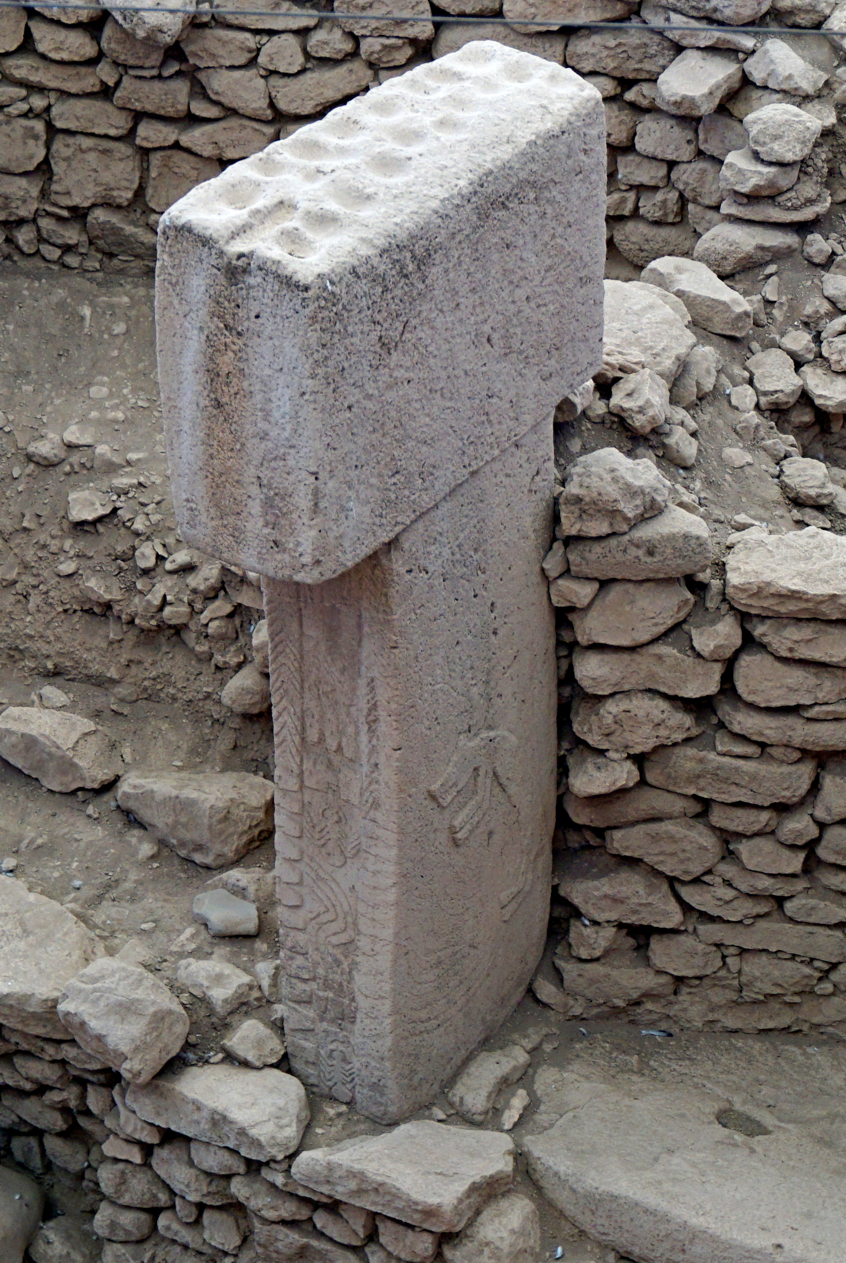 Рис. 41 Изображением лиса с отходящими хвостами-змеями на правой стороне ортостата №33. Храм D. Гебекли Тепе.