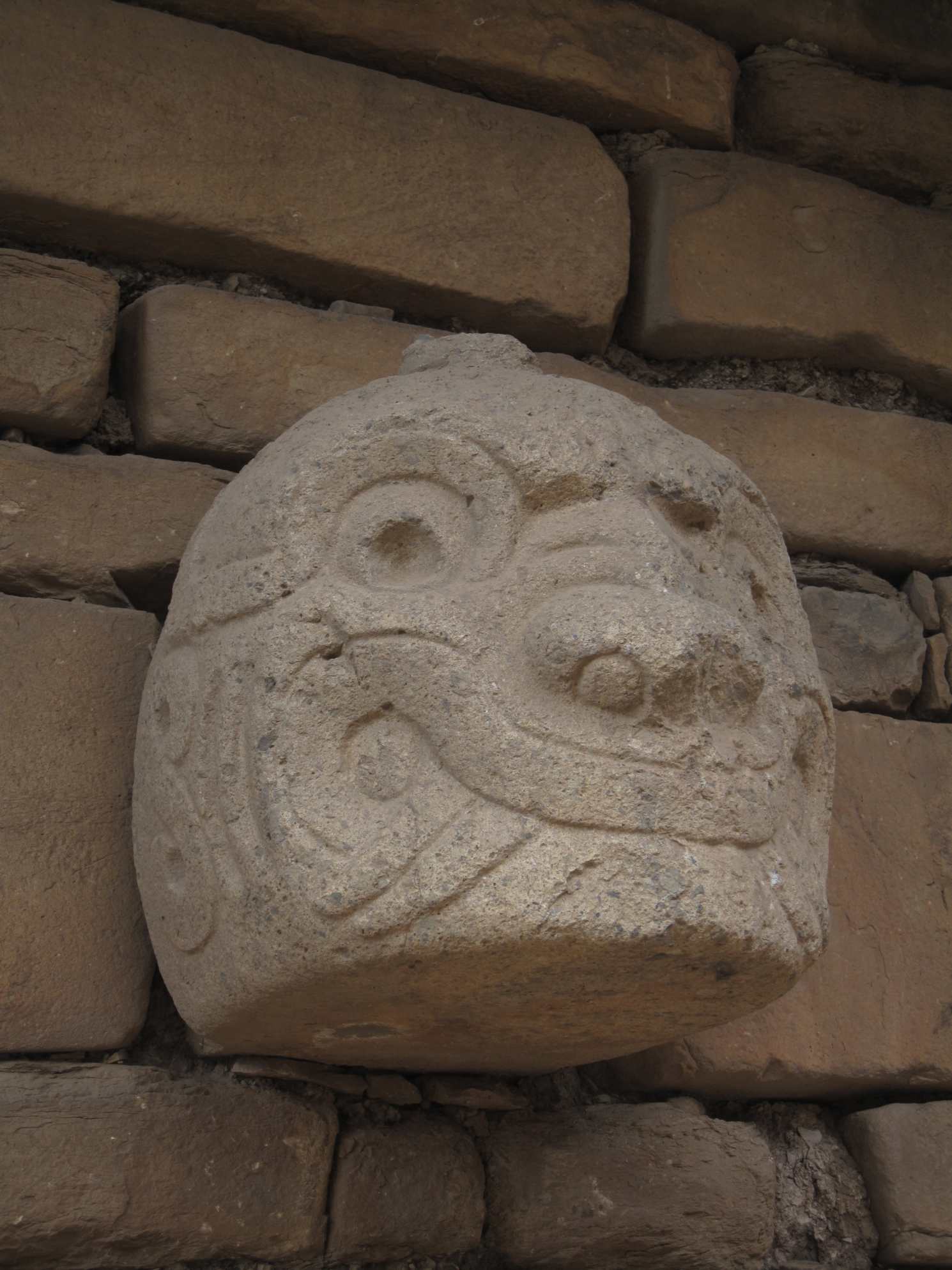 Рис. 47 Облик шамана-терантропа в стене комплекса Чавин-де-Уантар. Перу