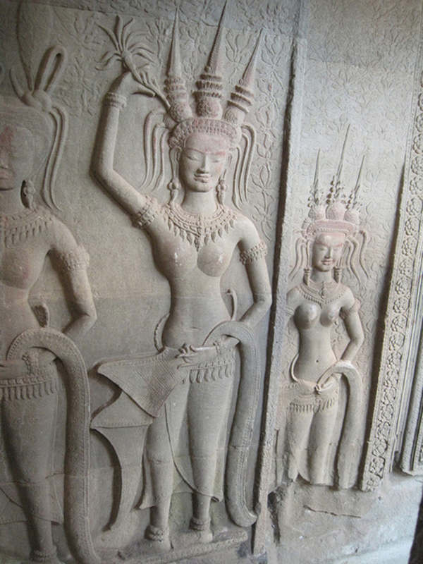 Апсары. Барельеф в храме Ангкор-Ват (XII в.), фото 2013 г.