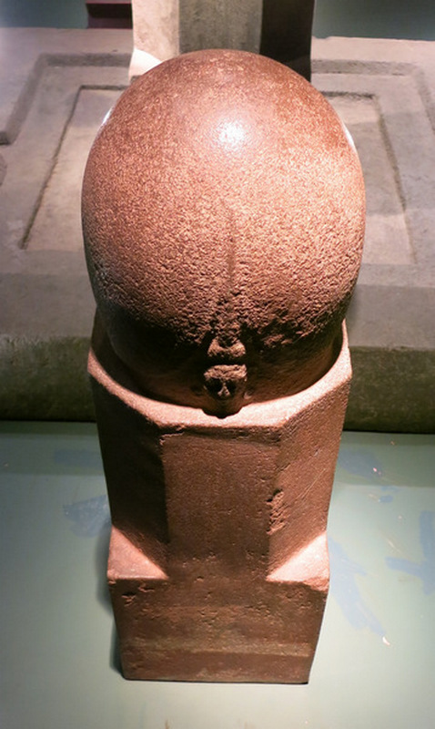 Линга выполненная из камня. Национальный музей Ангкора, фото 2013 г.
