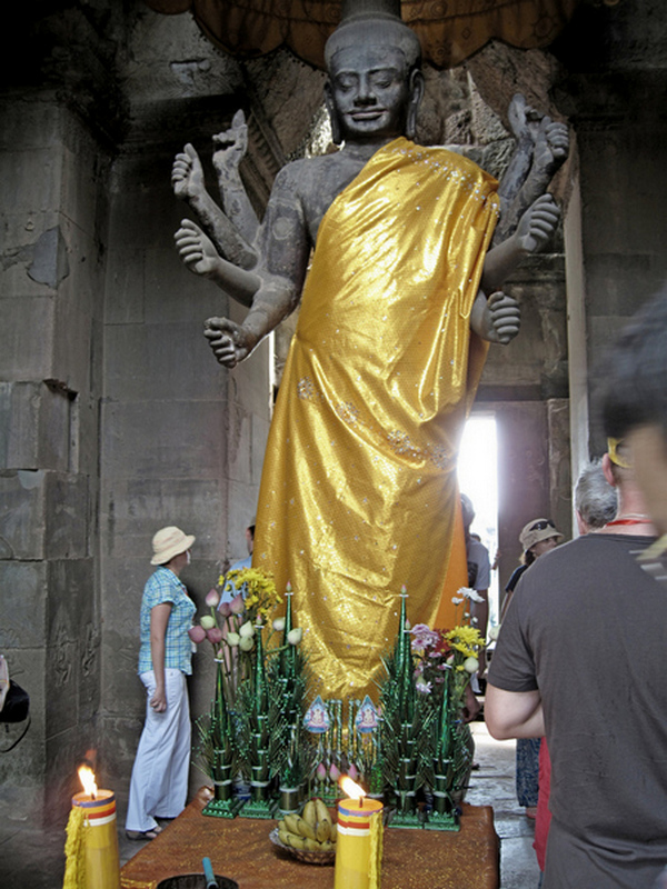 Статуя Вишну из храма Ангкор-Ват (XII в.), фото 2013 г.