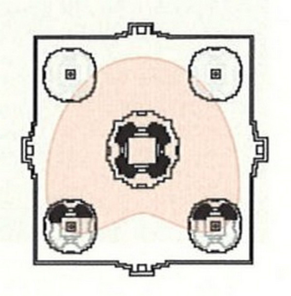 План верхнего уровня храма Пном Бакхенг (конец IX в.) с очертаниями платформы под статую Будды (XVI в.)