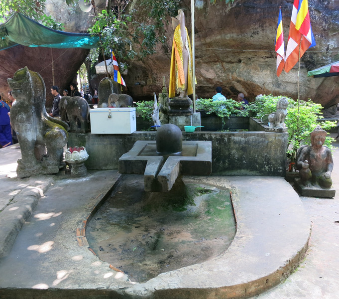 Йони-линга для омовения родниковой водой (храм Преах Анг Том, Камбоджа)