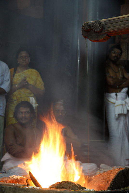 Непрерывная струйка жертвенного масла во время Агни пуджи (Чидамбарам, Индия)