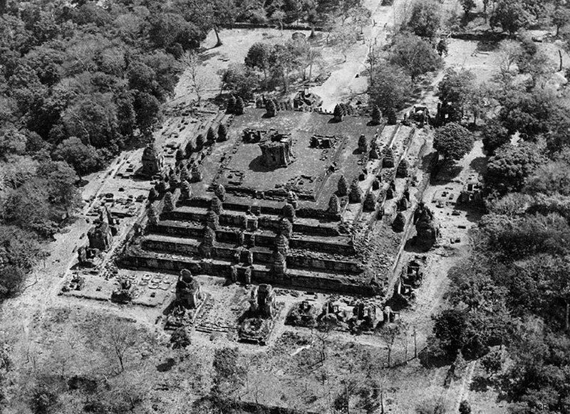 Состояние храма Пном Бакхенг до начала реставрационных работ, аэрофотосъемка середины ХХ в.