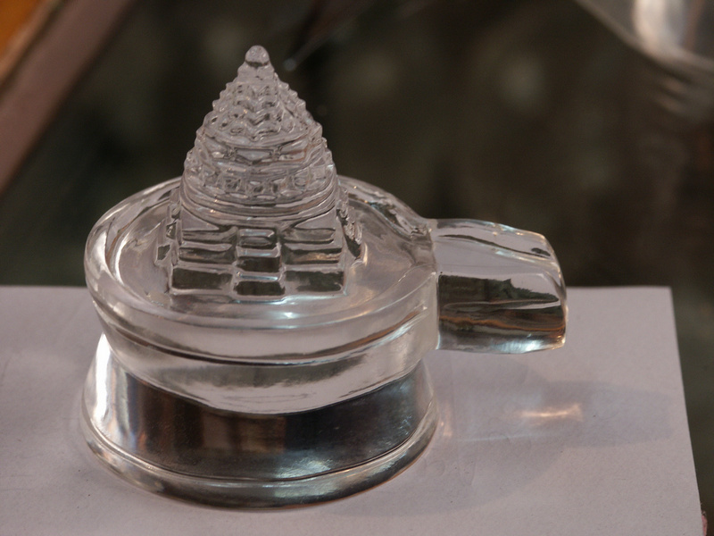 Йони-линга в виде трехмерной Шри янтры, выполненная из горного хрусталя