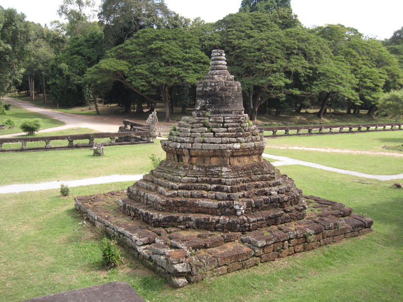 Буддийская ступа на территории храма Ангкор-Ват, фото 2013 г.