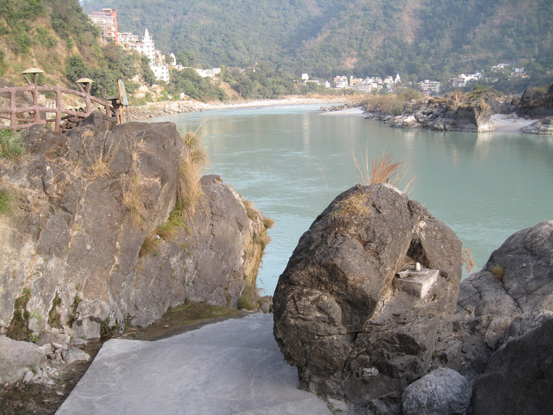 Йони-линга, вмонтированная в скалу на берегу Ганги (Ришикеш)