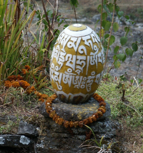 Яйцевидная линга на тропе к Эвересту (Непал)