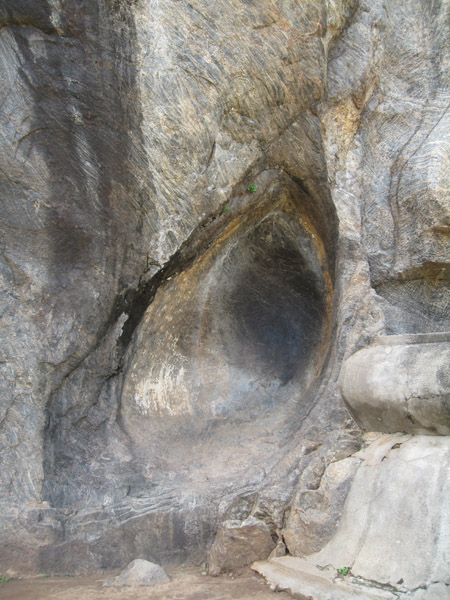 Портал в форме йони на территории храма (г. Будурувагала)
