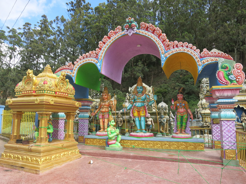 Скульптурная композиция у входа в храма Сита Амман Ковил