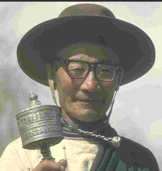 Тибетец с мантровым колесом