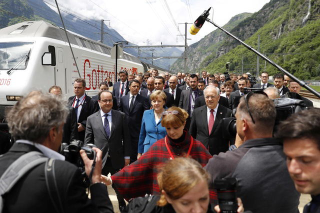 Франсуа Олланд, Ангела Меркель и президент Швейцарии Иоганн Шнайдер-Амманн на открытии Сен-Готардского тоннеля, у его южного портала