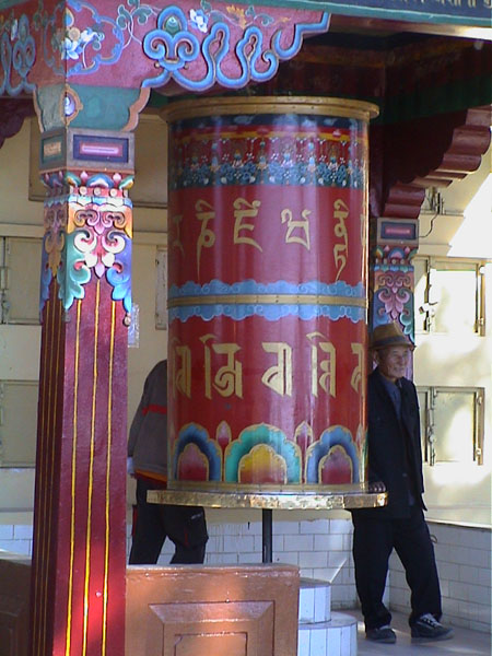Традиционное мантровое колесо (Тибет, фото автора)