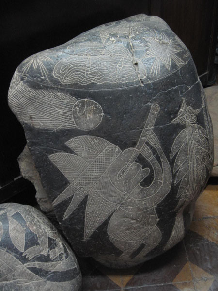 Камень Ики с изображением космического аппарата, прилетающего на Землю из созвездия плеяд (созвездие показано на торце камня)